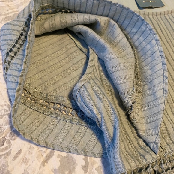 Skies Are Blue Top - Picture 6 of 9